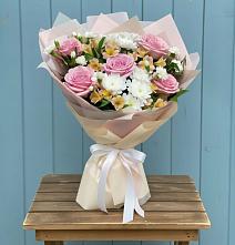 Букет цветов из:  Гвоздики, Орхидеи и Розы в Кириллове