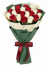 Букет Микс из красных и белых роз в Кириллове