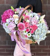 Композиция солнечный день в Кириллове Цветочная композиция из Розы, Хризантемы, Пионы и Лизиантусы в корзине в Кириллове