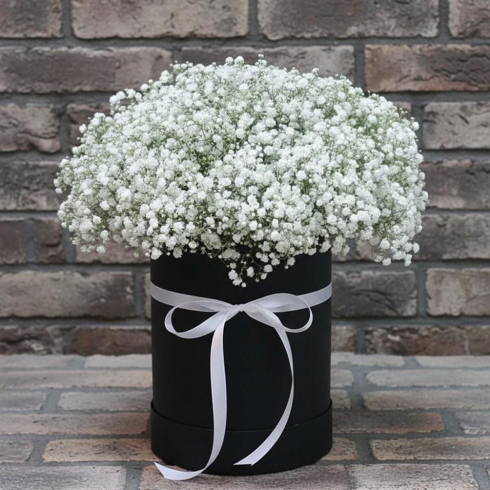 Цветочная композиция из Гипсофила в шляпной коробке в Кириллове