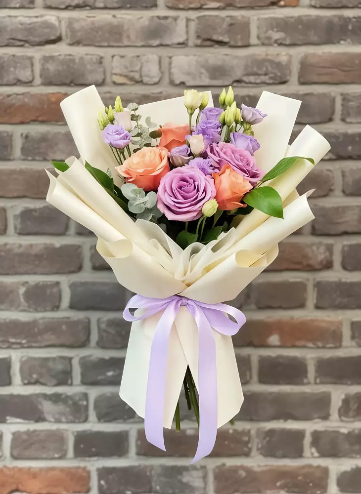 Букет цветов из: Лизиантусы и Розы в Кириллове