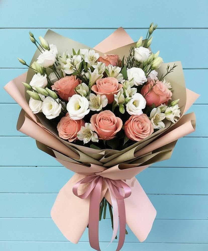Букет цветов из: Розы, Альстромерии и Лизиантусы в Кириллове
