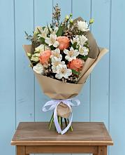 Букет цветов из:  Альстромерии, Лизиантусы, Розы и Хризантемы в Кириллове