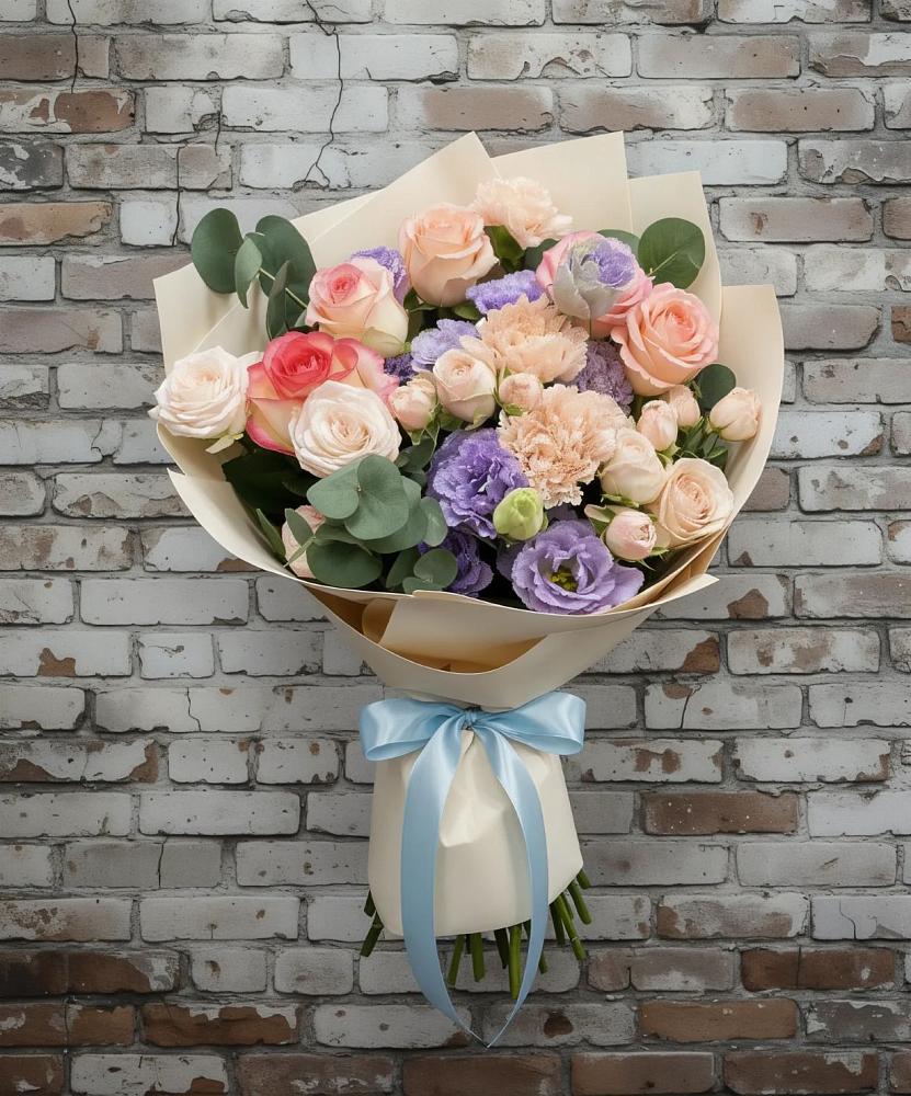 Букет цветов из: Розы, Лизиантусы и Гвоздики в Кириллове