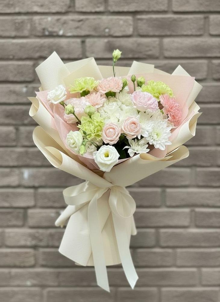 Букет цветов из: Гвоздики, Розы, Лизиантусы и Хризантемы в Кириллове