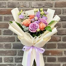 Букет цветов из:  Лизиантусы и Розы в Кириллове