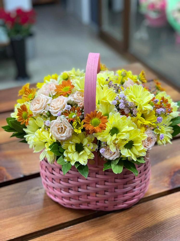 Цветочная композиция из Хризантемы и Розы в корзине в Кириллове