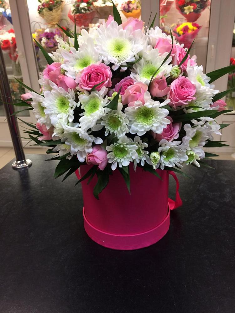 Цветочная композиция из Розы и Хризантемы в шляпной коробке в Кириллове