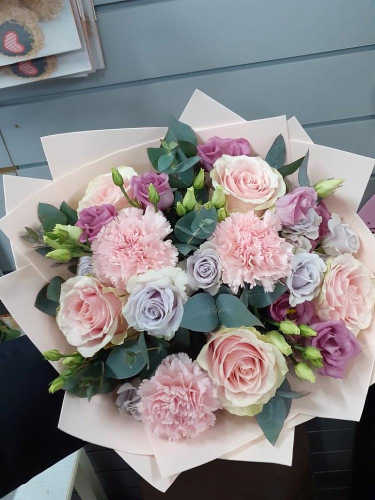 Букет цветов из: Розы, Гвоздики и Лизиантусы в Кириллове